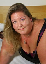Elite Mature Porn Pics Big booty Dutch BBW playing in her bed - Mature.nl xxx sex photos