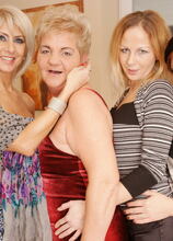Four old and young lesbians have a sexparty