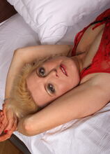 Elite Mature Porn Pics Horny blonde mature slut grinding on her bed - Mature.nl xxx sex photos
