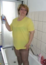 chubby mature slut playing in her bathtub