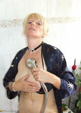 Elite Mature Porn Pics Kinky housewife taking a naughty shower - Mature.nl xxx sex photos