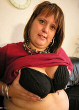 Big mature woman playing with herself
