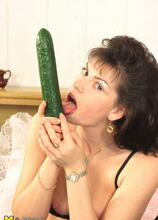Elite Mature Porn Pics Horny housewife using everything as a dildo - Mature.nl xxx sex photos