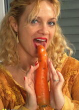 This horny housewife really loves her vegetables