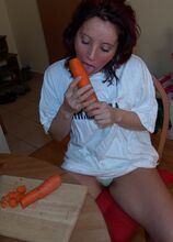 Elite Mature Porn Pics shoving a carrot up her box - Mature.nl xxx sex photos