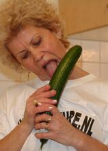 Elite Mature Porn Pics stuffing vegetables in her cunt - Mature.nl xxx sex photos