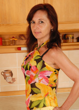 Mature Pictures Featuring 46 Year Old Jenny H From AllOver30